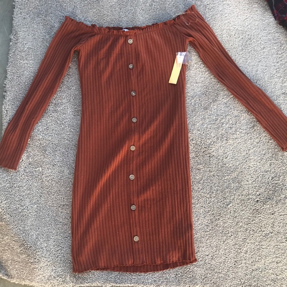 Dresss - Picture 1 of 2